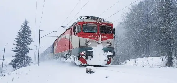 Foto Circulația trenurilor, afectată din cauza ninsorilor. Întârzieri semnificative pe regionalele Craiova și Timișoara