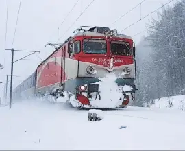 Foto Circulația trenurilor, afectată din cauza ninsorilor. Întârzieri semnificative pe regionalele Craiova și Timișoara