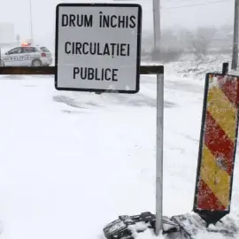 Foto Două tronsoane de drum judeţean din Olt, închise din cauza viscolului (VIDEO)