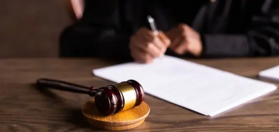 Foto Avocat din Slatina, trimis în judecată pentru că și-a hărțuit fosta iubită. Acuzații grave de filaj nocturn și teroare