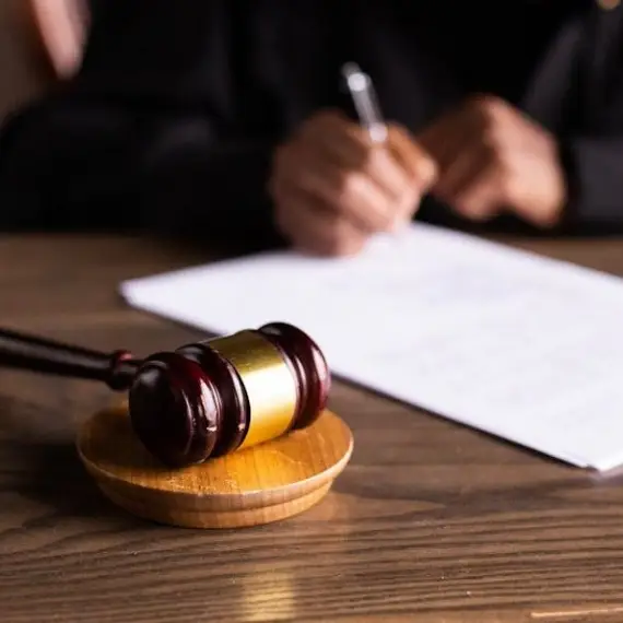 Foto Avocat din Slatina, trimis în judecată pentru că și-a hărțuit fosta iubită. Acuzații grave de filaj nocturn și teroare