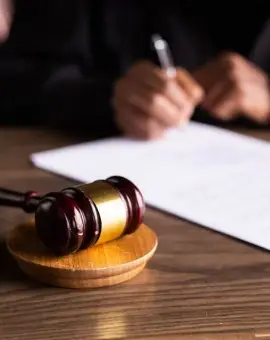 Foto Avocat din Slatina, trimis în judecată pentru că și-a hărțuit fosta iubită. Acuzații grave de filaj nocturn și teroare