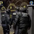 Foto VIDEO. Percheziţii simultane în Dolj, Buzău şi Londra. Proxeneţii trimiteau tinere, inclusiv rude sau concubine, să se prostitueze în Marea Britanie