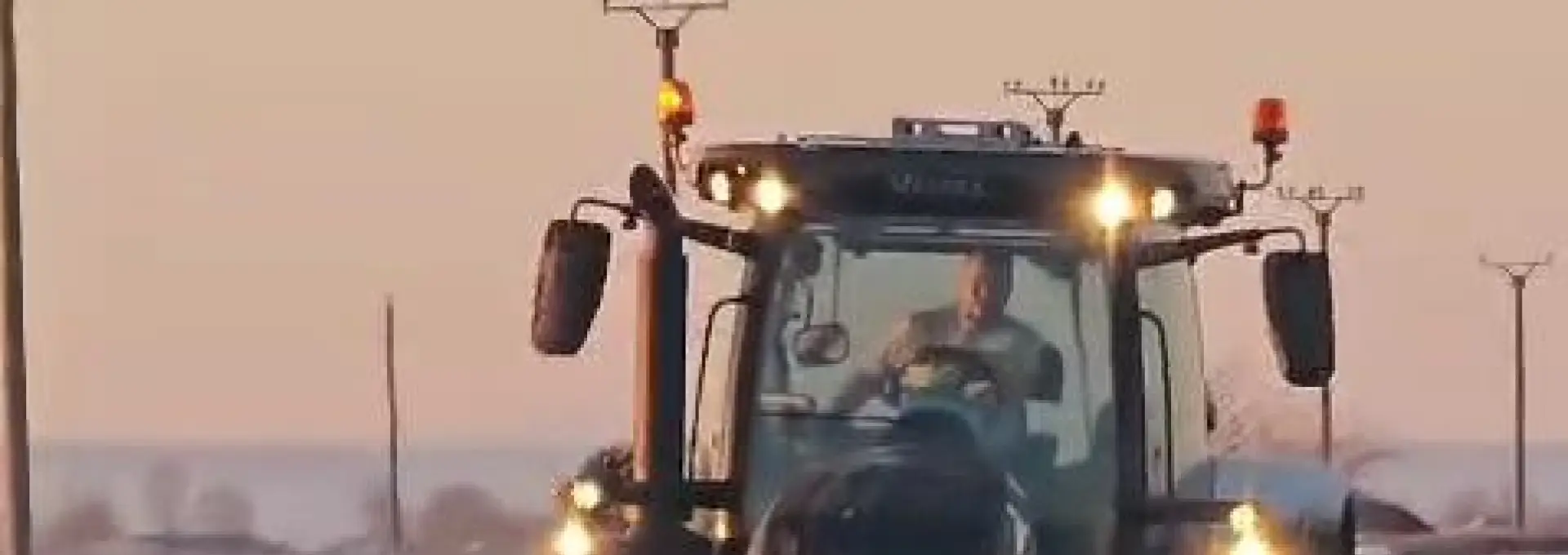 Foto Viscolul le-a făcut viaţa grea drumarilor, în sudul județului Olt. Intervenţii cu utilaje de mare capacitate, pe mai multe drumuri (VIDEO)