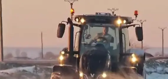 Foto Viscolul le-a făcut viaţa grea drumarilor, în sudul județului Olt. Intervenţii cu utilaje de mare capacitate, pe mai multe drumuri (VIDEO)