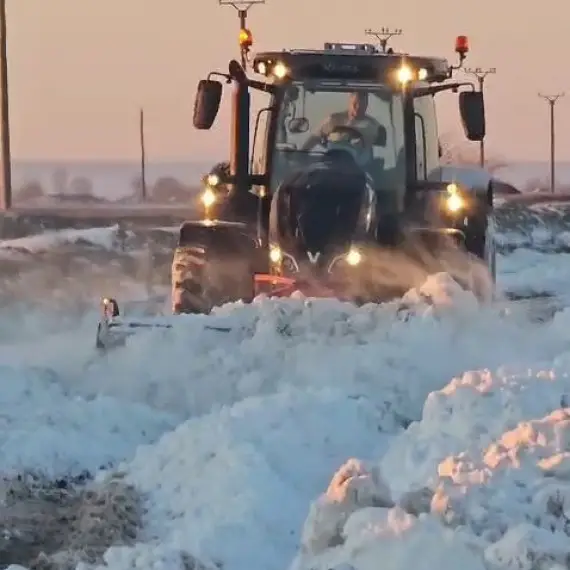 Foto Viscolul le-a făcut viaţa grea drumarilor, în sudul județului Olt. Intervenţii cu utilaje de mare capacitate, pe mai multe drumuri (VIDEO)