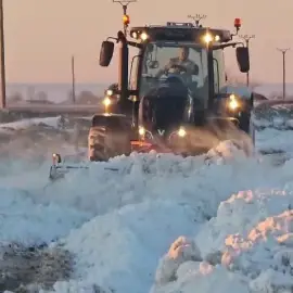 Foto Viscolul le-a făcut viaţa grea drumarilor, în sudul județului Olt. Intervenţii cu utilaje de mare capacitate, pe mai multe drumuri (VIDEO)