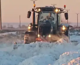Foto Viscolul le-a făcut viaţa grea drumarilor, în sudul județului Olt. Intervenţii cu utilaje de mare capacitate, pe mai multe drumuri (VIDEO)