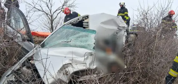 Foto Accident grav pe DN 65, la Lunca Corbului. Şoferul unui autoturism înmatriculat în Olt a decedat