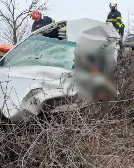 Foto Accident grav pe DN 65, la Lunca Corbului. Şoferul unui autoturism înmatriculat în Olt a decedat