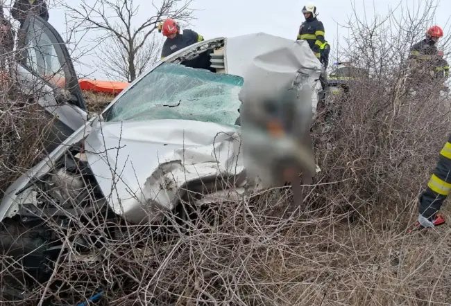 Foto Accident grav pe DN 65, la Lunca Corbului. Şoferul unui autoturism înmatriculat în Olt a decedat