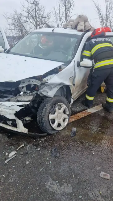 Foto Două persoane rănite într-un accident pe DN 65, la Albota