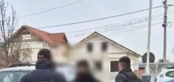 Foto S-au luat la bătaie într-o sală de jocuri din Filiaşi. Trei bărbaţi, reţinuţi de poliţişti