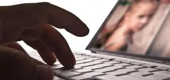 Foto Caz incredibil investigat de procurorii DIICOT. O adolescentă de 14 ani, arestată preventiv pentru pornografie infantilă, viol şi şantaj