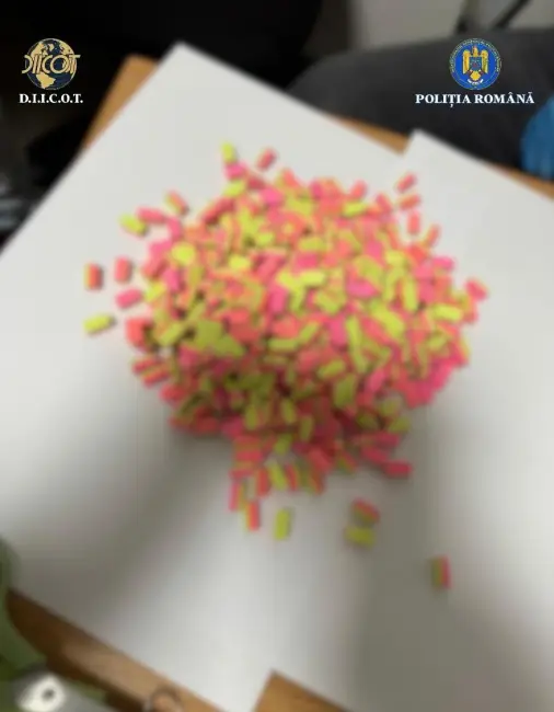 Foto Un tânăr, de 24 de ani, prins în flagrant de DIICOT Craiova cu droguri de mare risc 