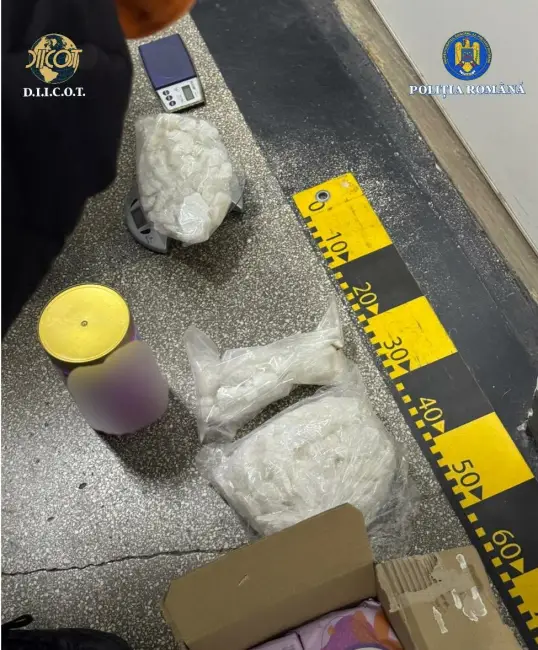 Foto Un tânăr, de 24 de ani, prins în flagrant de DIICOT Craiova cu droguri de mare risc 