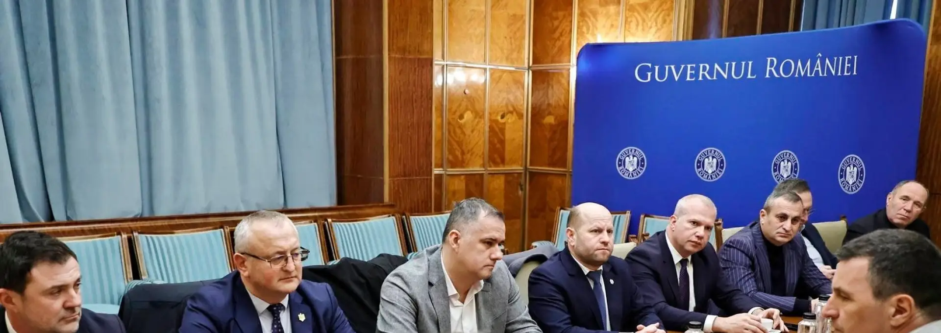 Foto Marius Oprescu, față în față cu premierul Bolojan pentru bugetul local