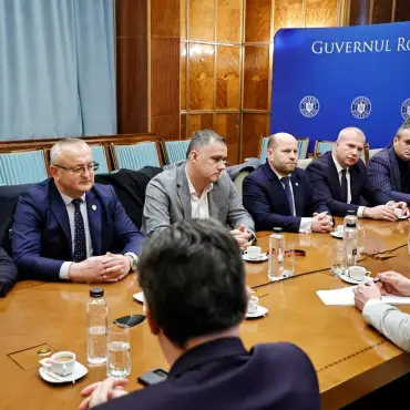 Foto Marius Oprescu, față în față cu premierul Bolojan pentru bugetul local