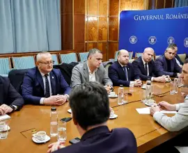 Foto Marius Oprescu, față în față cu premierul Bolojan pentru bugetul local