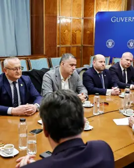 Foto Marius Oprescu, față în față cu premierul Bolojan pentru bugetul local