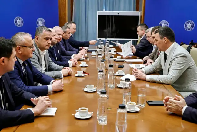 Foto Marius Oprescu, față în față cu premierul Bolojan pentru bugetul local