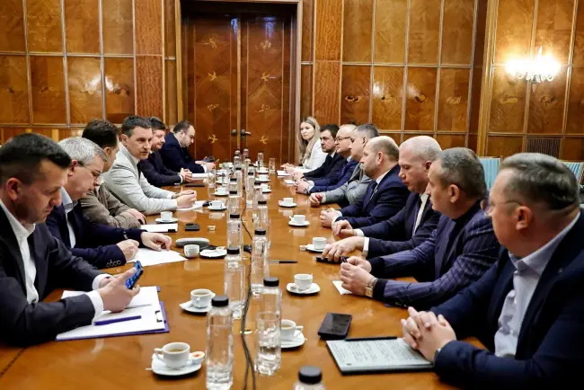 Foto Marius Oprescu, față în față cu premierul Bolojan pentru bugetul local