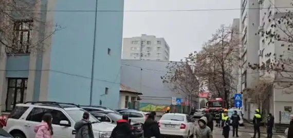 Foto Miros de gaze în Slatina: peste 200 de persoane, elevi şi cadre didactice, evacuate preventiv în zona Liceului „Nicolae Titulescu”