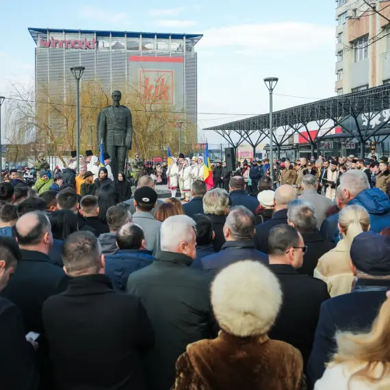 Foto Sărbătoare la Slatina de Mica Unire: Ceremonie militară și religioasă la statuia lui Cuza