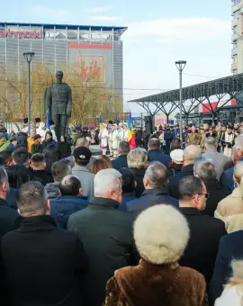 Foto Sărbătoare la Slatina de Mica Unire: Ceremonie militară și religioasă la statuia lui Cuza