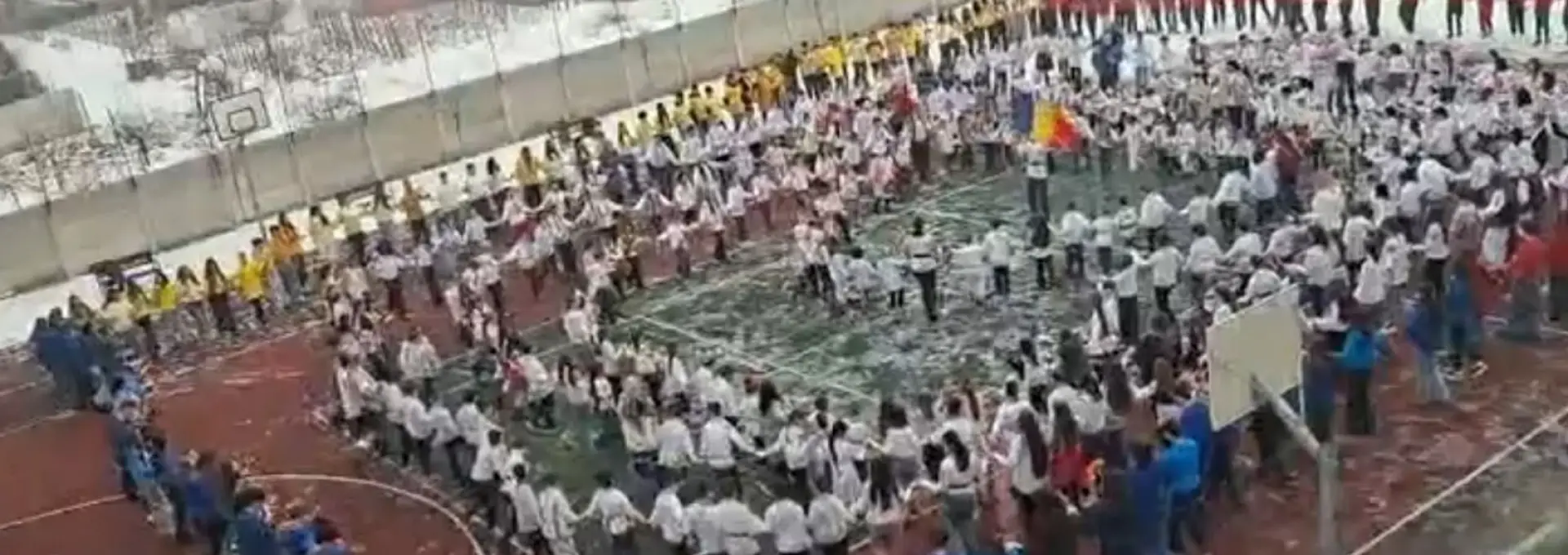 Foto Lecție vie de istorie, la Caracal: Peste 600 de elevi și profesori s-au prins în Hora Unirii pentru a celebra 24 Ianuarie (VIDEO)