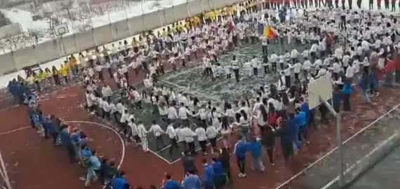 Foto Lecție vie de istorie, la Caracal: Peste 600 de elevi și profesori s-au prins în Hora Unirii pentru a celebra 24 Ianuarie (VIDEO)