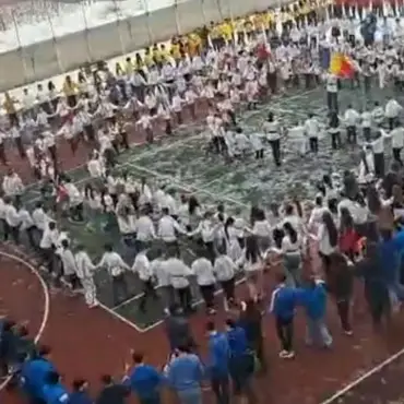 Foto Lecție vie de istorie, la Caracal: Peste 600 de elevi și profesori s-au prins în Hora Unirii pentru a celebra 24 Ianuarie (VIDEO)