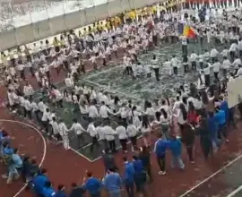 Foto Lecție vie de istorie, la Caracal: Peste 600 de elevi și profesori s-au prins în Hora Unirii pentru a celebra 24 Ianuarie (VIDEO)