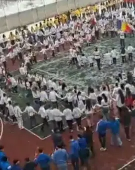 Foto Lecție vie de istorie, la Caracal: Peste 600 de elevi și profesori s-au prins în Hora Unirii pentru a celebra 24 Ianuarie (VIDEO)