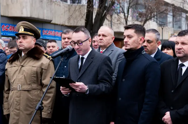 Foto Slatina: Ceremonie solemnă de Ziua Unirii la statuia lui Cuza. Mesajul transmis de prefectul Cosmin Floreanu