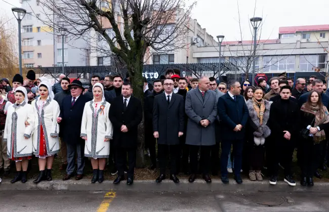 Foto Slatina: Ceremonie solemnă de Ziua Unirii la statuia lui Cuza. Mesajul transmis de prefectul Cosmin Floreanu