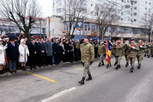 Foto Slatina: Ceremonie solemnă de Ziua Unirii la statuia lui Cuza. Mesajul transmis de prefectul Cosmin Floreanu