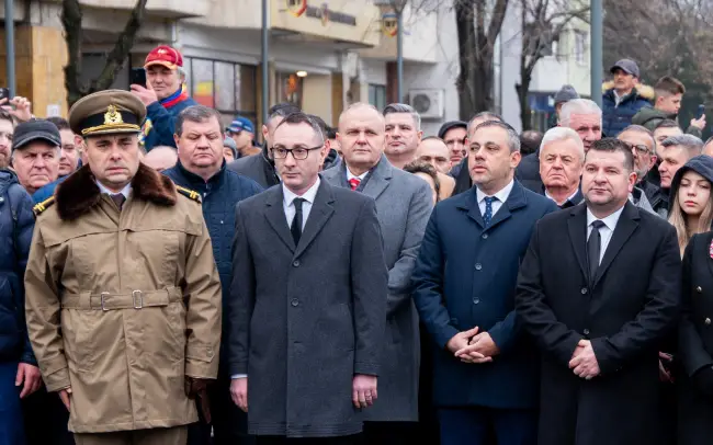 Foto Slatina: Ceremonie solemnă de Ziua Unirii la statuia lui Cuza. Mesajul transmis de prefectul Cosmin Floreanu