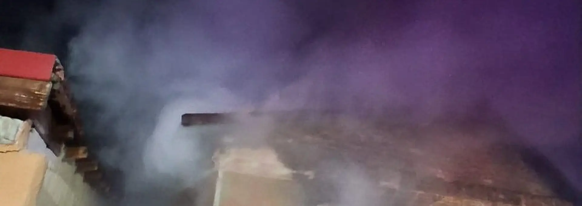 Foto Un bărbat, din Balş, a ajuns la spital cu arsuri, după ce casa i-a fost cuprinsă de flăcări