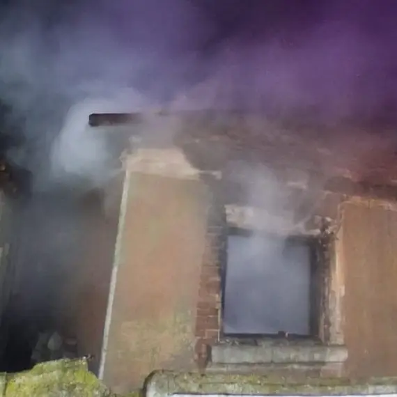 Foto Un bărbat, din Balş, a ajuns la spital cu arsuri, după ce casa i-a fost cuprinsă de flăcări