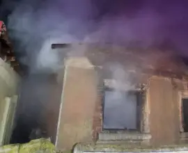 Foto Un bărbat, din Balş, a ajuns la spital cu arsuri, după ce casa i-a fost cuprinsă de flăcări