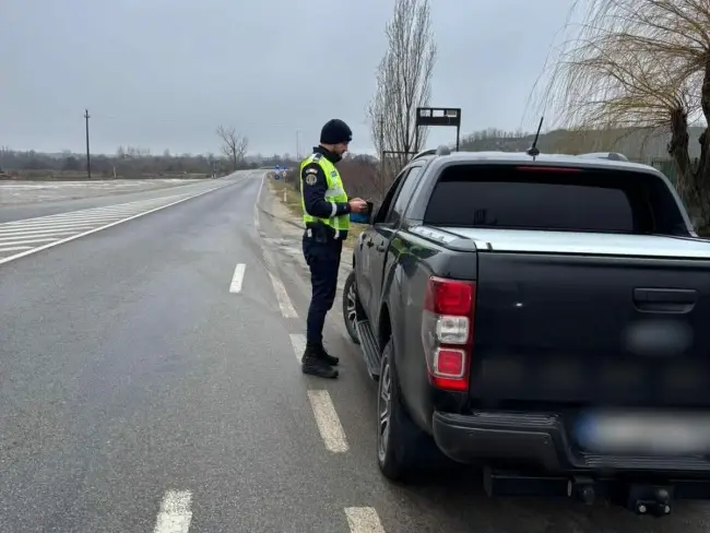 Foto Zeci de amenzi şi şoferi lăsaţi fără permis, în weekend, pe drumurile din Olt