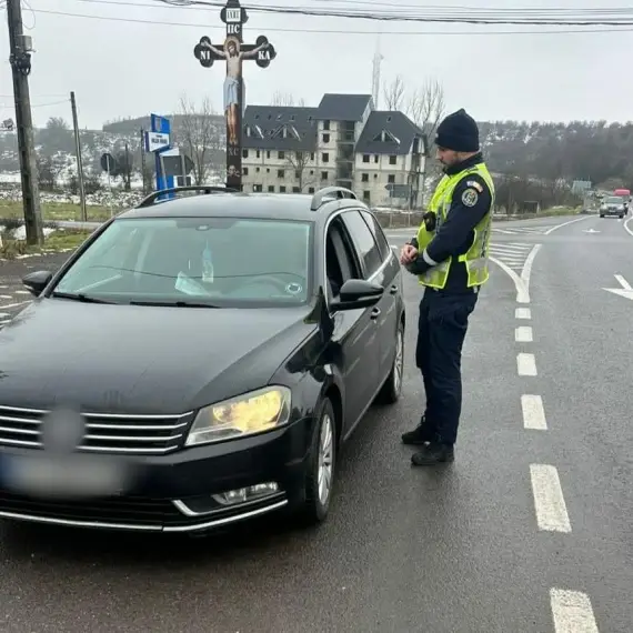 Foto Zeci de amenzi şi şoferi lăsaţi fără permis, în weekend, pe drumurile din Olt