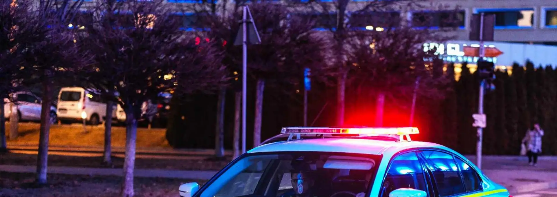 Foto Un tânăr de 18 ani, din Slatina, reţinut după ce a furat produse cosmetice şi a agresat o vânzătoare