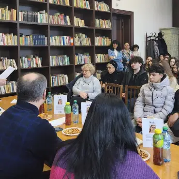 Foto Emoție și fragilitate la Biblioteca „Virgil Carianopol”: Cornelia Filip și-a lansat volumul „Cum pot eșua ultimele zăpezi”