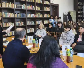 Foto Emoție și fragilitate la Biblioteca „Virgil Carianopol”: Cornelia Filip și-a lansat volumul „Cum pot eșua ultimele zăpezi”