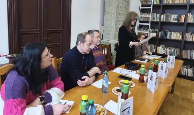 Foto Emoție și fragilitate la Biblioteca „Virgil Carianopol”: Cornelia Filip și-a lansat volumul „Cum pot eșua ultimele zăpezi”