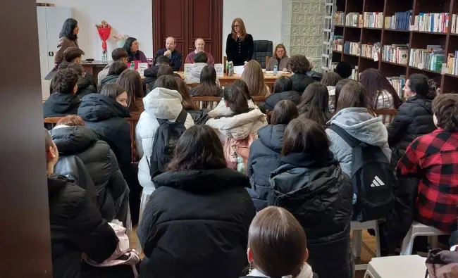 Foto Emoție și fragilitate la Biblioteca „Virgil Carianopol”: Cornelia Filip și-a lansat volumul „Cum pot eșua ultimele zăpezi”