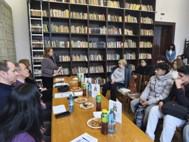 Foto Emoție și fragilitate la Biblioteca „Virgil Carianopol”: Cornelia Filip și-a lansat volumul „Cum pot eșua ultimele zăpezi”