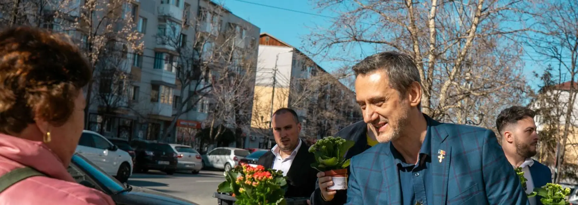 Foto De Mezzo dă flori de 1 şi 8 martie, pe banii slătinenilor. 100.000 lei, buget alocat